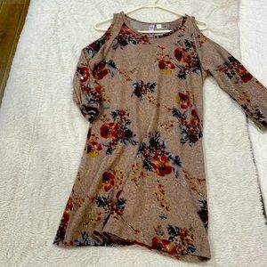 Cold shoulder dress with open sleeves